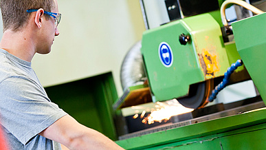 Konstruktionsmechaniker/-in bei der Arbeit in der Ausbildung