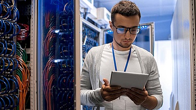 Systemingenieur/-in bei der Arbeit in der Ausbildung