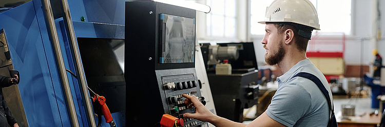 Zerspanungsmechaniker (m/w/d) - Dreh/Fräsmaschinensystem bei der Arbeit in der Ausbildung