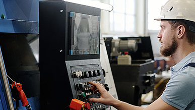 Zerspanungsmechaniker/-in bei der Arbeit in der Ausbildung