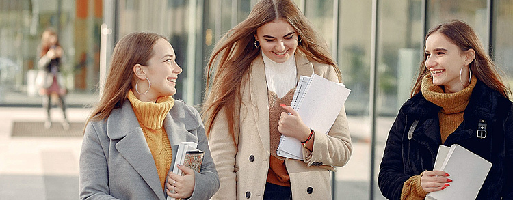 Drei jungen Mädchen reden über duales Studium.
