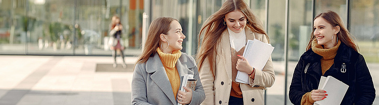Drei jungen Mädchen reden über duales Studium.
