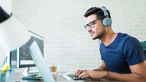 Ein Programmierer programmiert in seinem Büro