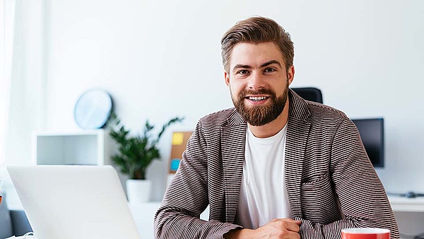 Ein Büroarbeiter sitzt in seinem Büro