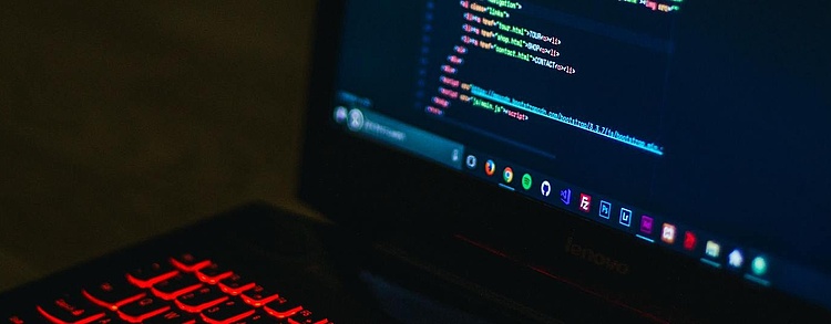 Laptop mit Programmier-Code