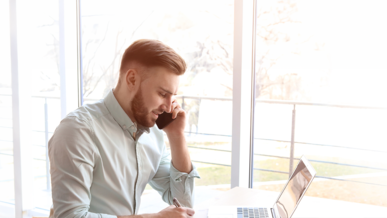 Kaufmann/-frau für Dialogmarketing bei der Arbeit in der Ausbildung