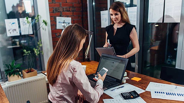 Zwei Kauffrauen führen eine Besprechung im Büro