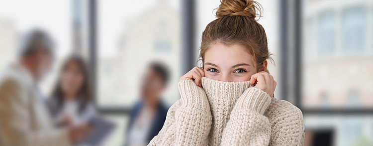 Introvertiertes Mädchen in der Schule – ruhig, schüchtern und auf dem Weg zur passenden Ausbildung.