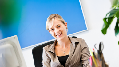 Kaufmann/-frau für IT-System-Management bei der Arbeit in der Ausbildung
