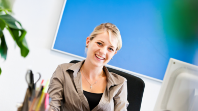 Automobilkaufmann/-frau bei der Arbeit in der Ausbildung