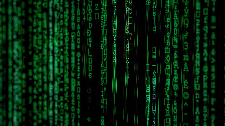  Digitaler Datenstrom mit grünen Zahlen auf schwarzem Hintergrund, ähnlich der Visualisierung im Film "Matrix".