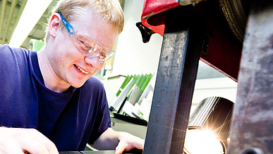 Fertigungsmechaniker/-in bei der Arbeit in der Ausbildung