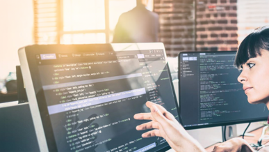 Fachinformatiker/-in für Digitale Vernetzung bei der Arbeit in der Ausbildung