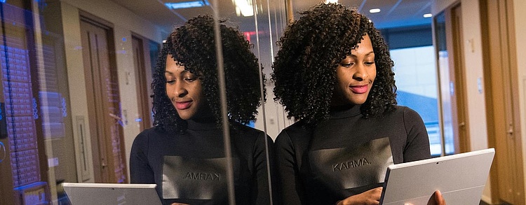 Frau mit Laptop in einem Büro