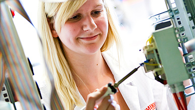 Elektroniker/-in für Betriebstechnik bei der Arbeit in der Ausbildung