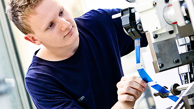 Elektroniker/-in für Maschinen- und Antriebstechnik bei der Arbeit in der Ausbildung