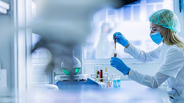 Eine Laborantin prüft chemische Prozesse in ihrem Labor
