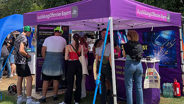 Der neue Messestand der AusbildungsOffensive-Bayern auf dem ObenOhne in München