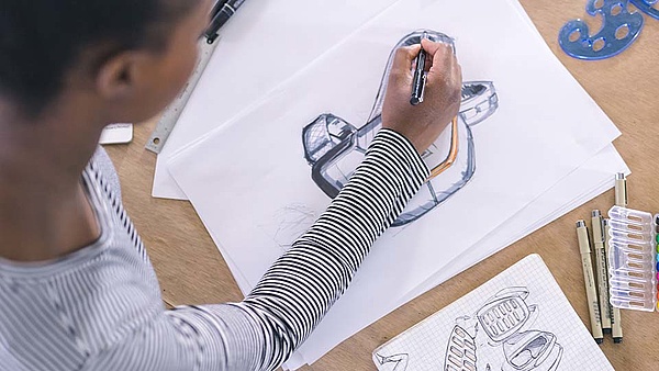 Eine Planerin erstellt eine Zeichnung zur Produktplanung