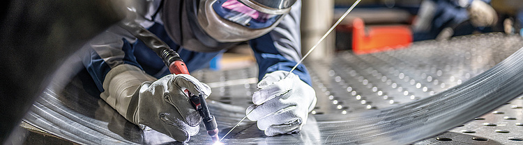 Person bei der Metallverarbeitung