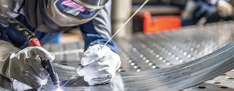 Person bei der Metallverarbeitung