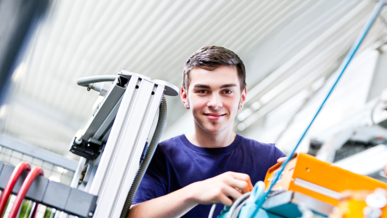 Elektroniker/-in für Gebäude- und Infrastruktursysteme bei der Arbeit in der Ausbildung