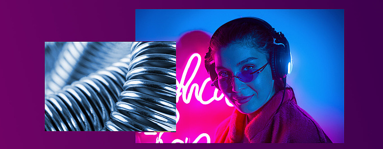 Junge Frau mit Kopfhörern vor Neonlicht und glänzende Metallfedern – modernes, kreatives und technisches Umfeld im Kontext der Ausbildungsoffensive Bayern.