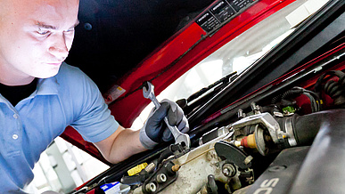 Fahrzeugtechnik bei der Arbeit in der Ausbildung