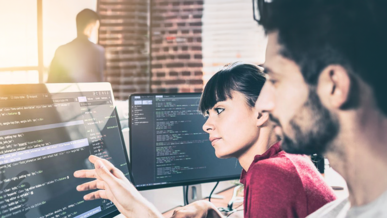 Fachinformatiker/-in für Daten- und Prozessanalyse bei der Arbeit in der Ausbildung