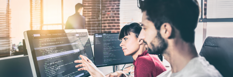 Ein Man macht Datenanalyse am Computer.