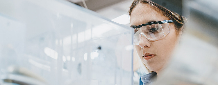 Jugendliche liegen auf der Wiese und träumen von einer Ausbildung.