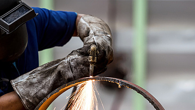 Rohrleitungsbauer/-in bei der Arbeit in der Ausbildung