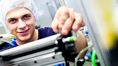 Mechatronik bei der Arbeit in der Ausbildung