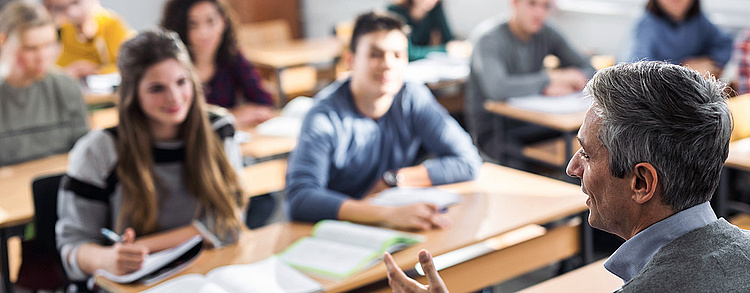 Jugendliche unterhalten sich über ihre Ausbildung.