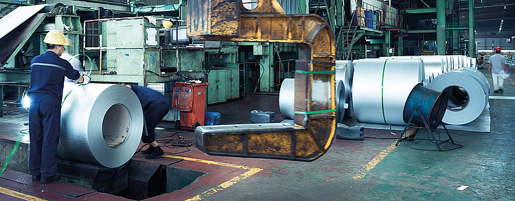 Mann bei der Arbeit in einer Zieherei