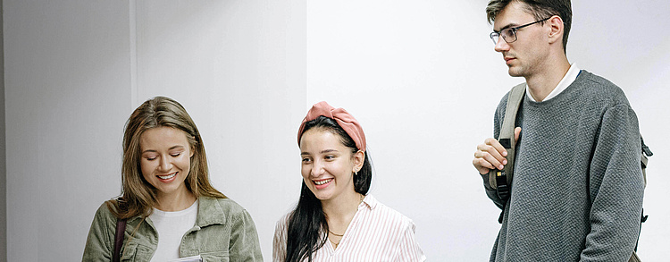 Entdecke jetzt alles, was du zum Dualen Studium wissen musst und bewirb dich direkt auf freie, duale Studienplätze in Bayern!