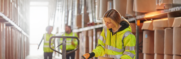 Fachkraft für Lagerlogistik (m/w/d) bei der Arbeit in der Ausbildung