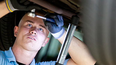 Kraftfahrzeugmechatroniker/-in bei der Arbeit in der Ausbildung