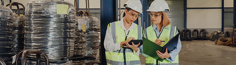 Zwei Frauen bei der Arbeit in einer Lagerhalle