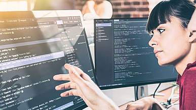 Fachinformatiker/-in für Digitale Vernetzung bei der Arbeit in der Ausbildung