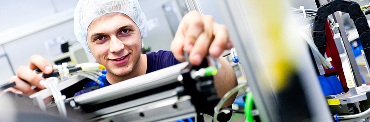 Bachelor of Engineering - Wirtschaftsingenieurwesen (m/w/d) bei der Arbeit in der Ausbildung