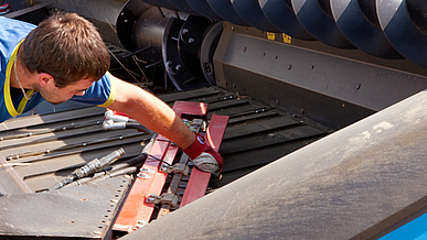 Land- und Baumaschinenmechatroniker/-in bei der Arbeit in der Ausbildung