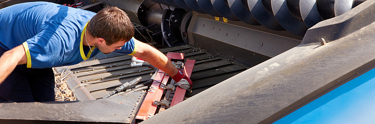 Land- und Baumaschinenmechatroniker (m/w/d) bei der Arbeit in der Ausbildung