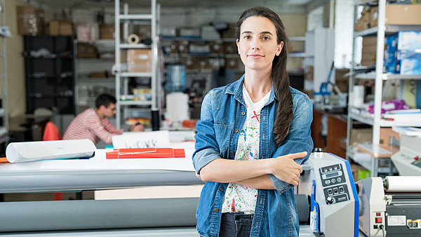 Eine Auszubildende im Bereich Medientechnologie im Drucksaal