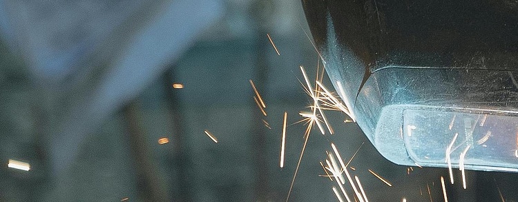 Funkenflug beim Schweißen einer Metallstange