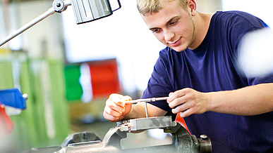 Technische/-r Modellbauer/-in bei der Arbeit in der Ausbildung