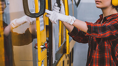 Verfahrensmechaniker/ -in für Glastechnik bei der Arbeit in der Ausbildung