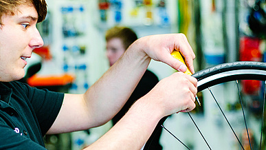Fahrradmonteur/-in bei der Arbeit in der Ausbildung