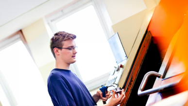 Fachkraft für Metalltechnik bei der Arbeit in der Ausbildung