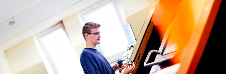 Fachkraft für Metalltechnik (m/w/d) bei der Arbeit in der Ausbildung